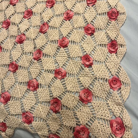 VTG Chrochet Knit Lap Blanket Coverlet 3D Flowers Scalloped Granny Cottage - Picture 5 of 6